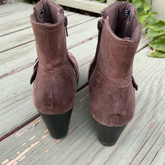CLARKS Brown Leather Chelsea Zipper Buckle Ankle Boots Heels Women 6.5M  39320 - Picture 4 of 11